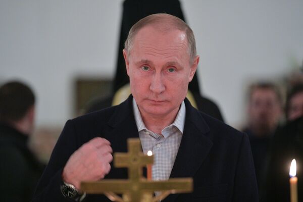 Predsednik Rusije Vladimir Putin tokom bogojavljenskog kupanja - Sputnik Srbija