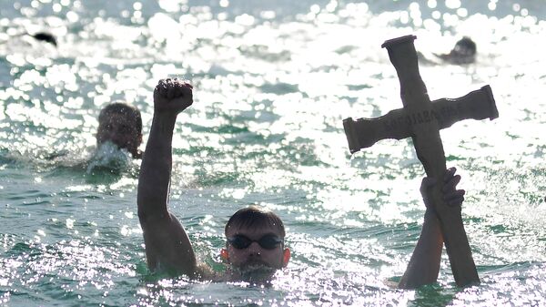 Традиционално пливање за Богојављенски крст у Нишу - Sputnik Србија