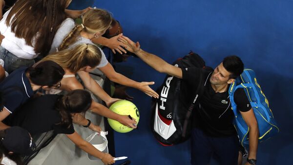 Srpski teniser Novak Đoković sa navijačima u Melburnu, na Australijan openu - Sputnik Srbija