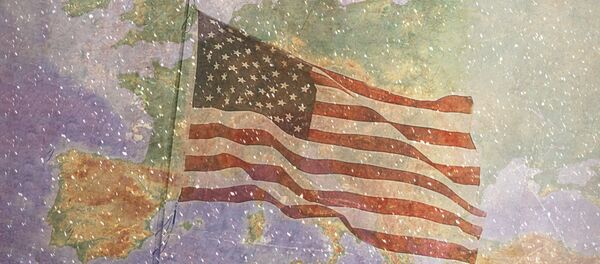 Mapa Evrope i zastava SAD - Sputnik Srbija