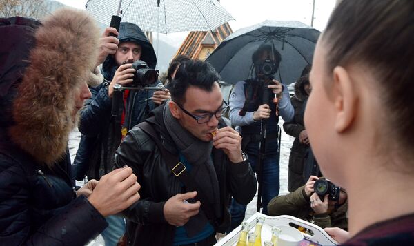 Домаћин је дочеко Паола Виљалуну по традиционалном обичају са погачом, сољу и ракијом. Домаћин је дочеко Паола Виљалуну по традиционалном обичају са погачом, сољу и ракијом. - Sputnik Србија