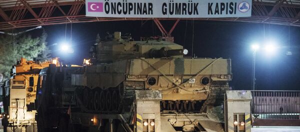 Турски војни камиони превозе тенкове и друга оклопна возила преко турско-сиријске границе - Sputnik Србија