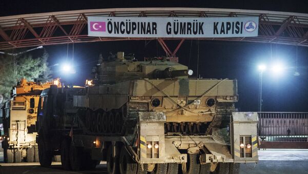 Турски војни камиони превозе тенкове и друга оклопна возила преко турско-сиријске границе - Sputnik Србија