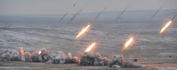Паљба лансирног система ТОС-1 на војним вежбама у Саратовској области - Sputnik Србија
