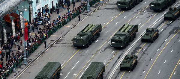 Оперативно-тактички ракетни системи Искандер М и оклопни транспортери БТР-82 на генералној проби војне параде за Дан победе у Москви - Sputnik Србија