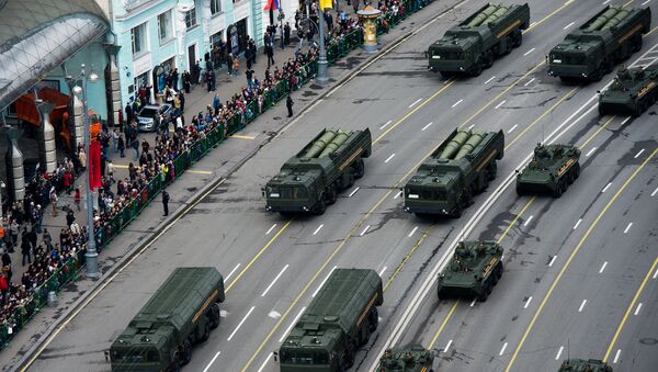 Operativno-taktički raketni sistemi Iskander M i oklopni transporteri BTR-82 na generalnoj probi vojne parade za Dan pobede u Moskvi - Sputnik Srbija
