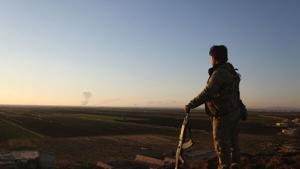 Sirijski pobunjenik posmatra napad na kurdske snage u provinciji Afrin - Sputnik Srbija