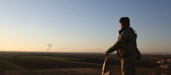 Sirijski pobunjenik posmatra napad na kurdske snage u provinciji Afrin - Sputnik Srbija