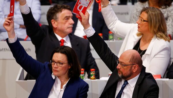 Lider SPD-a Martin Šulc  glasa na stranačkom kongresu u Bonu. - Sputnik Srbija