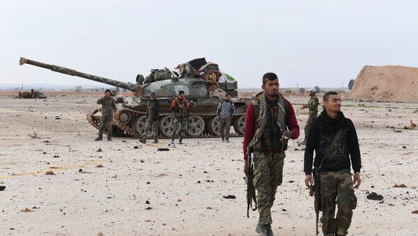 Pripadnici sirijskih vladinih snaga patroliraju u oblasti aerodroma Abu Duhur u provinciji Idlib - Sputnik Srbija