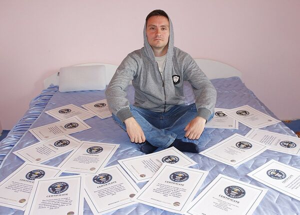 Далибор Јаблановић, Србин са највише Гинисових рекорда окружен сертификатима. Далибор Јаблановић, Србин са највише Гинисових рекорда окружен сертификатима. - Sputnik Србија