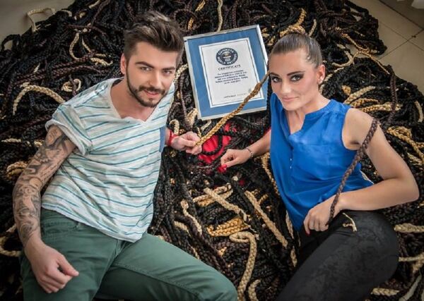 Никола Кулезић и Ивана Кнежевић са Гинисовим сертификатом. Никола Кулезић и Ивана Кнежевић са Гинисовим сертификатом. - Sputnik Србија