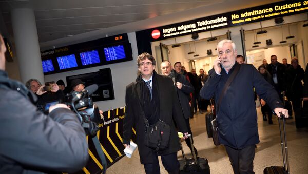 Bivši katalonski lider Karles Pudždemon dolazi na aerodrom u Kopenhagenu - Sputnik Srbija