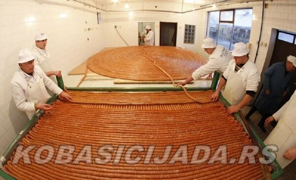 Највећа кобасица на свету од 2.029 метара, тешка 2,3 тоне, Гинисов рекорд, направљена 2013. на Кобасицијади у Турији. Највећа кобасица на свету од 2.029 метара, тешка 2,3 тоне, Гинисов рекорд, направљена 2013. на Кобасицијади у Турији. - Sputnik Србија