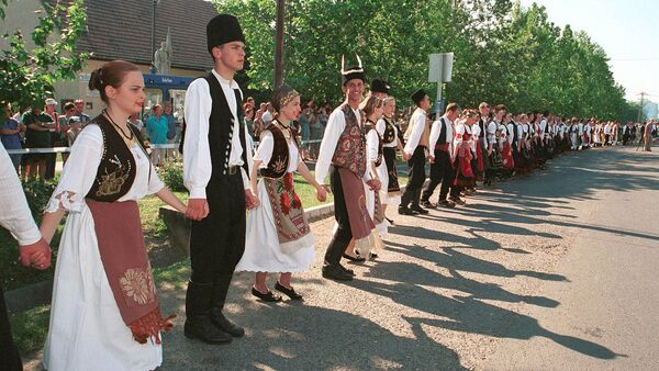 Neki od 492 igrača folklora u tradicionalnim srpskim nošnjama igraju kolo u mađarskom gradiću Dešk 19.maja 2002. - Sputnik Srbija