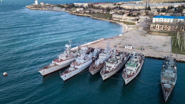 Војни бродови који су раније били у саставу украјинске морнарице, усидрени у луци у Севастопољу - Sputnik Србија