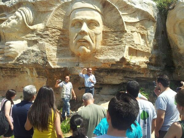 Deo bareljefa sirijskog vajara Ala Alija Muhameda. - Sputnik Srbija