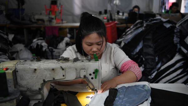 Radnica u fabrici tekstila u predgrađu Pekinga - Sputnik Srbija