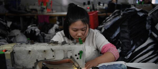 Радница у фабрици текстила у предграђу Пекинга Радница у фабрици текстила у предграђу Пекинга - Sputnik Србија