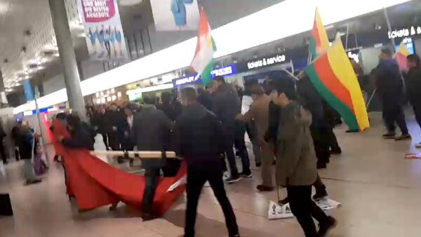 Masovna tuča Kurda i Turaka na aerodromu u Hanoveru zbog turske vojne operacije u Siriji. Fotografija preuzeta sa društvenih mreža. - Sputnik Srbija