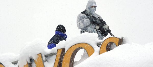A snipper holds his position on the roof of a hotel during the World Economic Forum (WEF) annual meeting in the Swiss Alps resort of Davos, Switzerland January 22, 2018 - Sputnik Србија