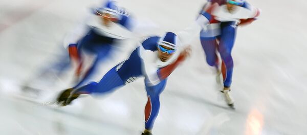 Денис Јусков, Павел Кулижњиков и Руслан Мурашов током такмичења у брзом клизању - Sputnik Србија