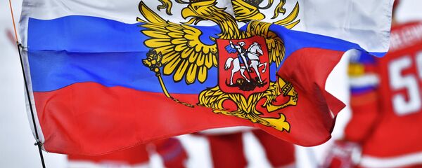 Застава са грбом Русије на утакмици Светског првенства у хокеју између репрезентација Русије и Летоније - Sputnik Србија