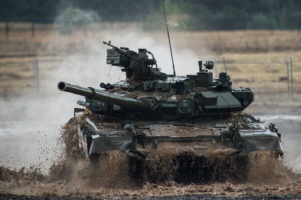 Tenk T-90 na demonstraciji vojno-patriotskog programa na sajmu tehnike Tenk T-90 na demonstraciji vojno-patriotskog programa na sajmu tehnike - Sputnik Srbija