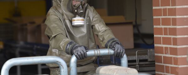 Stručnjak za hemijsko oružje sa gas-maskom sakuplja uzorke sa mesta navodnog hemijskog napada Stručnjak za hemijsko oružje sa gas-maskom sakuplja uzorke sa mesta navodnog hemijskog napada - Sputnik Srbija