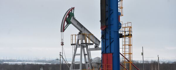 Pumpa na nalazištu nafte u Tatarstanu Pumpa na nalazištu nafte u Tatarstanu - Sputnik Srbija