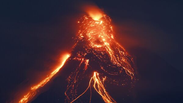 Вулкан Мајон избацује лаву у филипинској провинцији Албај - Sputnik Србија