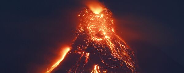 Vulkan Majon izbacuje lavu u filipinskoj provinciji Albaj - Sputnik Srbija