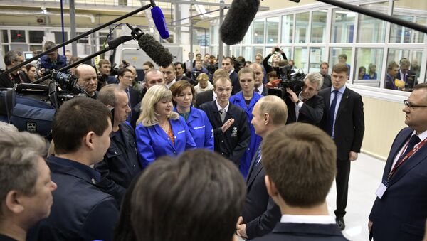 Председник Русије Владимир Путин током посете фабрици мотора у Уфи - Sputnik Србија