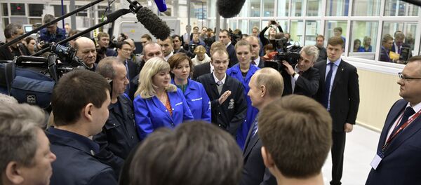 Председник Русије Владимир Путин током посете фабрици мотора у Уфи Председник Русије Владимир Путин током посете фабрици мотора у Уфи - Sputnik Србија