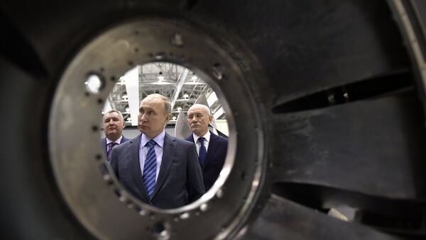 Председник Русије Владимир Путин током посете фабрици мотора у Уфи - Sputnik Србија