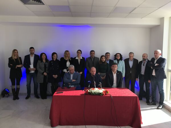 Лидери Демократског фронта Андрија Мандић, Милан Кнежевић и Небојша Медојевић на данашњој прес-конференцији одржаној у „Српској кући у Подгорици, представили су „Декларацију о помирењу у Црној Гори. - Sputnik Србија