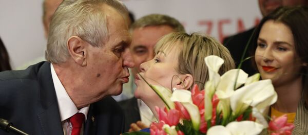 Pobednik predsedničkih izbora u Češkoj: Milošu Zemanu čestita supruga Ivana - Sputnik Srbija