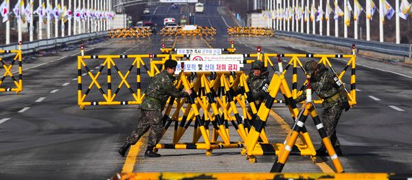 Јужнокорејски војници померају барикаде на путу за село примирја Панмунџом. - Sputnik Србија