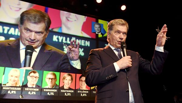 Nezavisni predsednički kandidat i aktuelni predsednik Sauli Niniste pozdravlja svoje pristalice nakon njegovo reizbora na predsedničkim izborima u Finskoj - Sputnik Srbija