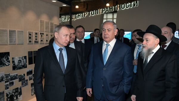 Predsednik Rusije Vladimir Putin i premijer Izraela Benjamin Netanijahu na izložbi u Jevrejskom muzeju u Moskvi - Sputnik Srbija