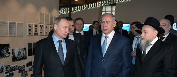 Председник Русије Владимир Путин и премијер Израела Бењамин Нетанијаху на изложби у Јеврејском музеју у Москви - Sputnik Србија