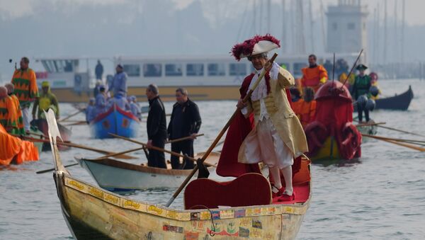 Gondole prolaze Velikim kanalom na otvaranju Karnevala u Veneciji - Sputnik Srbija