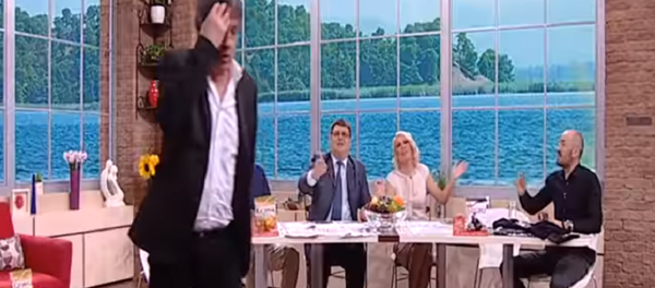 Мома Јаковљевић напушта студио ТВ Пинк Мома Јаковљевић напушта студио ТВ Пинк - Sputnik Србија