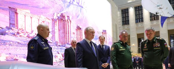 Председник Русије Владимир Путин, министар одбране Сергеј Шојгу и начелник Генералштаба Оружаних снага Русије Валериј Герасимов током посете Националном центру за управљање одбраном Русије - Sputnik Србија