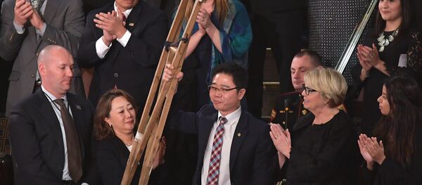 Ји Сеонг-Хо, Корејац у Конгресу током Трамповох говора о стању нације - Sputnik Србија