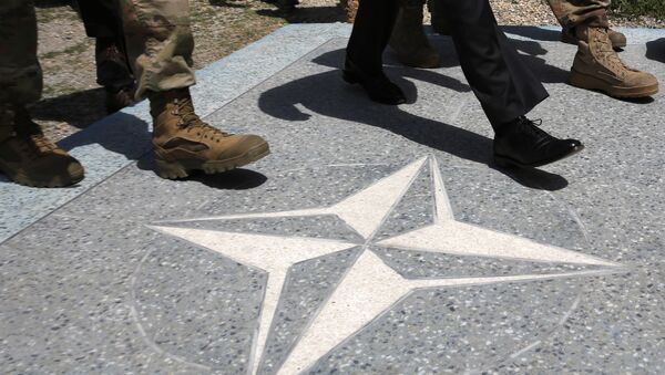Амерички министар одбране Џејмс Матис прелази преко логоа НАТО-а у америчкој бази у Кабулу - Sputnik Србија