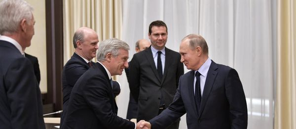 Председник Русије Владимир Путин на састанку са представницима економског савета Француско-руске трговинско-индустријске коморе Председник Русије Владимир Путин на састанку са представницима економског савета Француско-руске трговинско-индустријске коморе - Sputnik Србија