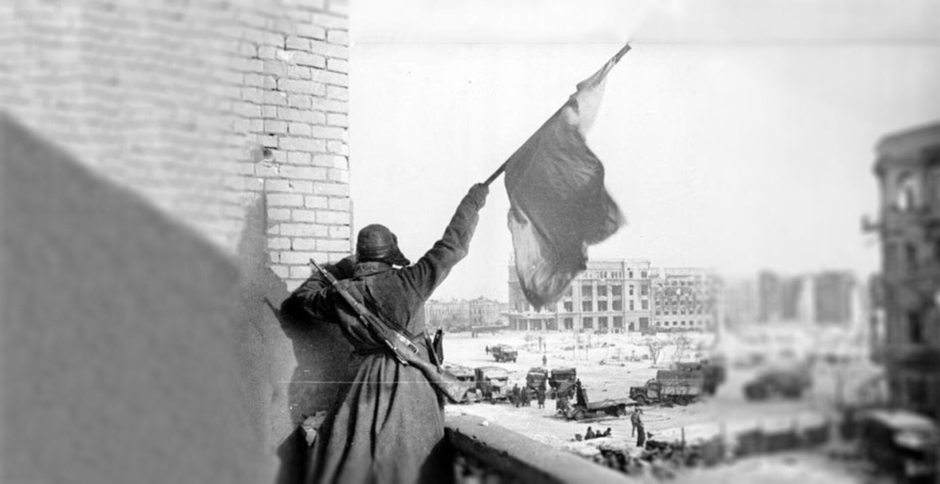 Sovjetski vojnik  maše crvnom zastavom nad centralnim trgom Staljingrada 1943. - Sputnik Srbija, 1920, 02.02.2023