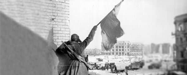 Совјетски војник маше црвном заставом над централним тргом Стаљинграда 1943. Совјетски војник маше црвном заставом над централним тргом Стаљинграда 1943. - Sputnik Србија