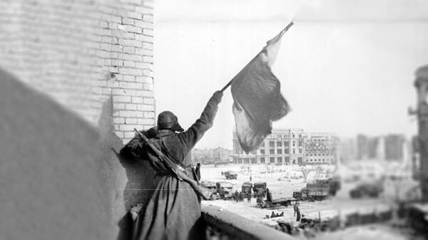 Sovjetski vojnik  maše crvnom zastavom nad centralnim trgom Staljingrada 1943. - Sputnik Srbija